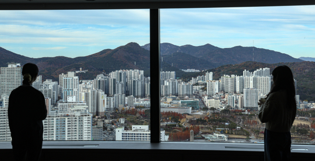 부산 롯데호텔에서 바라본 부산 도심의 아파트 단지 전경. 부산일보DB