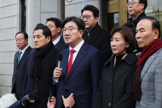 국민의힘 권성동 원내대표와 4선 이상 중진 의원, 국회 법제사법위원회 소속 의원들이 6일 오후 서울 종로구 헌법재판소에 윤석열 대통령 탄핵소추 사유에서 내란죄를 철회한 것과 관련해 항의방문한 뒤 입장을 밝히고 있다. 연합뉴스