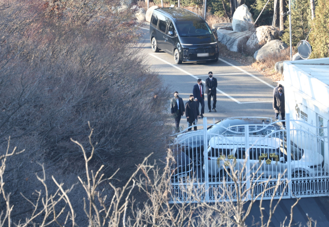 고위공직자범죄수사처가 윤석열 대통령의 체포영장 집행에 나선 지난 3일 서울 용산구 한남동 대통령 관저 경내에서 대통령 경호처 요원들이 철문 앞을 차량으로 막고 있다. 연합뉴스