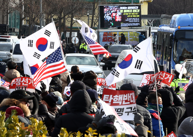 7일 오후 서울 한남동 대통령 관저 인근에서 윤석열 대통령 체포 관련 찬성과 반대 집회가 열리고 있다. 연합뉴스