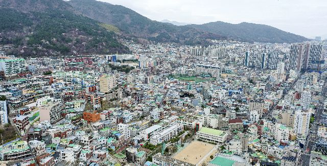 부산 원도심 지자체 5곳이 협력해 산복도로를 잇는 산책로를 조성할 계획이다. 사진은 산복도로 전경. 부산일보DB