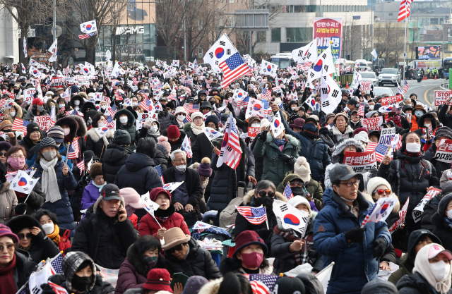 법원이 윤석열 대통령에 대한 체포영장을 재발부해 공조수사본부 차원의 영장 2차 집행 시도가 초읽기에 들어간 8일 오후 서울 용산구 한남동 대통령 관저 인근에서 보수단체가 주최한 탄핵 반대 집회에서 참가자들이 체포 반대 구호를 외치고 있다. 연합뉴스