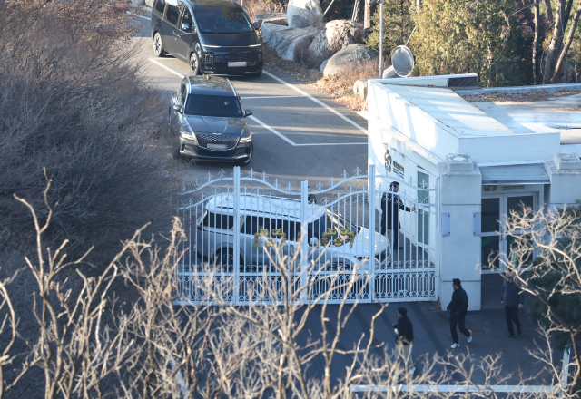 고위공직자범죄수사처가 윤석열 대통령의 체포영장 집행에 나선 지난 3일 서울 용산구 한남동 대통령 관저 경내에서 대통령 경호처 인원들이 철문 앞을 차량으로 막고 있다. 연합뉴스