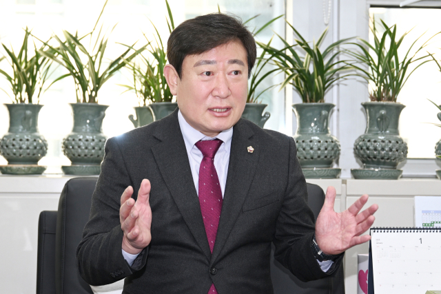 부산시의회 원내대표인 이복조 시의원은 “야당 의원들과의 소통과 협력은 필수다. 부산의 발전을 위해 다양한 목소리가 필요하다”고 말했다.