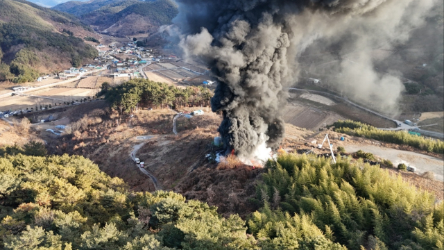 9일 오후 3시 13분 경남 사천시 사천읍 장전리 한 폐타이어 야적장에서 화재가 발생해 진화 작업이 펼쳐지고 있다. 경남소방본부 제공