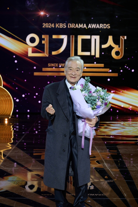 배우 이순재가 2024 KBS 연기대상에서 드라마 ‘개소리’로 대상을 받았다. KBS 제공