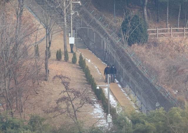 공수처와 경찰이 윤석열 대통령 2차 체포 영장 집행을 이번 주중에 시도할 것이라는 전망이 유력하게 거론되고 있는 가운데 12일 서울 용산구 한남동 대통령 관저 담장에 철조망이 설치돼 있다. 연합뉴스