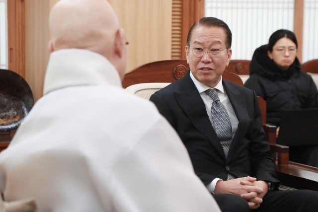 국민의힘 권영세 비상대책위원장이 지난10일 오전 서울 종로구 조계사에서 대한불교조계종 총무원장 진우스님을 예방해 인사말을 하고 있다. 연합뉴스