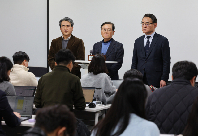 윤석열 대통령 측 윤갑근 변호사가 8일 서울 서초구 한국컨퍼런스센터에서 열린 기자간담회에서 발언하고 있다. 연합뉴스