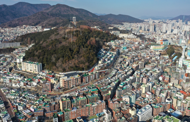 부산 원도심 산복도로 일원 고도지구 제한을 대폭 완화하는 ‘2030년 부산도시관리계획 재정비안’이 발표됐다. 12일 부산 서구에서 중구를 거쳐 동구까지 이어지는 망양로 일대의 산복도로 고도지구 제한 완화 대상지 모습. 정종회 기자 jjh@