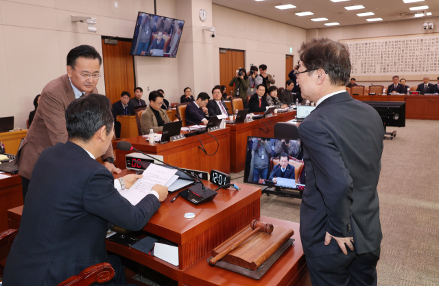 13일 서울 여의도 국회에서 열린 법제사법위원회 전체회의에서 정청래 위원장, 유상범 여당 간사, 박범계 야당 간사가 대화하고 있다. 연합뉴스