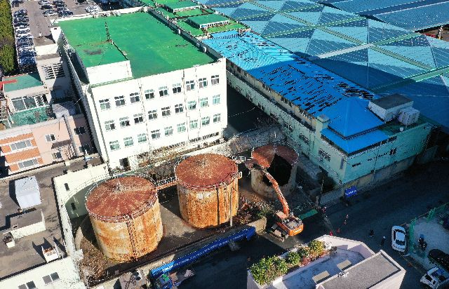 지난해 12월 9일 오전 부산 서구 부산 공동어시장에서 공사 관계자들이 별관 옆 노후 유류 탱크를 철거하고 있다. 정종회 기자 jjh@