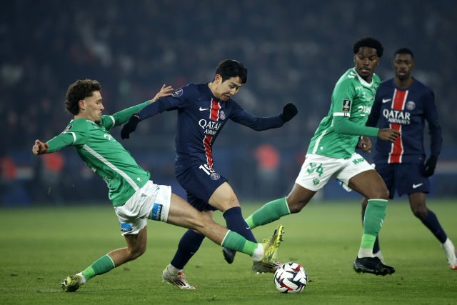 PSG 이강인이 12일 생테티엔전에서 상대 선수와 볼 싸움을 벌이고 있다. EPA연합뉴스