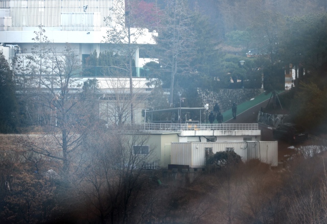 고위공직자범죄수사처(공수처)가 윤석열 대통령에 대한 체포영장을 재발부받은 지 일주일을 맞은 13일 오전 서울 용산구 한남동 대통령 관저에서 경호처 대테러과 직원으로 보이는 인물들이 순찰하고 있다. 연합뉴스