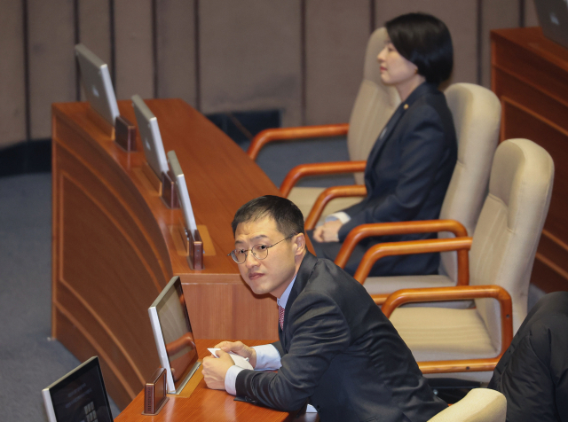 국민의힘 김상욱 의원이 지난 9일 오후 '윤석열 대통령 위헌적 비상계엄 선포 내란혐의 및 제주항공 여객기 참사 진상규명'과 관련 긴급현안질의를 위한 본회의에 참석해 있다. 연합뉴스