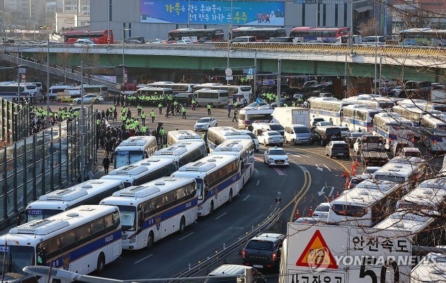 윤석열 대통령 2차 체포영장 집행이 실시된 15일 서울 용산구 한남동 대통령 관저 인근에 경찰버스 차량이 세워져 있다. 연합뉴스