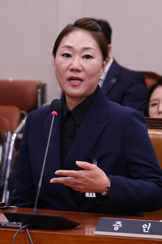 강혜경 씨가 지난해 서울 여의도 국회에서 열린 법제사법위원회의 대검찰청 대상 국정감사에서 발언하고 있다. 연합뉴스