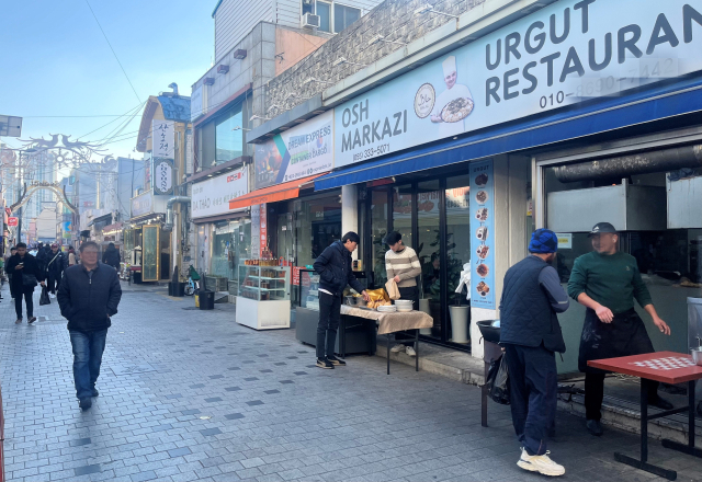 김해시 동상동 외국인거리 ‘글로벌 푸드타운’에 이주노동자 등이 즐겨찾는 아시아권 국가의 음식점과 식재료 판매점이 줄지어 들어서 있다.