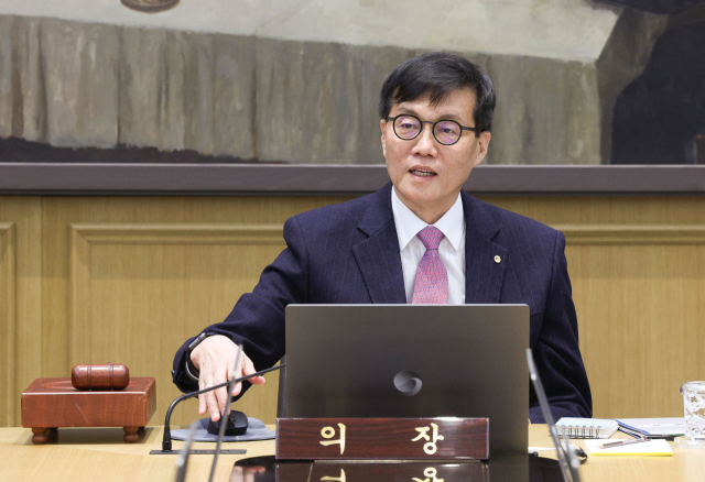 이창용 한국은행 총재가 16일 오전 서울 중구 한국은행에서 열린 금융통화위원회에서 위원들과 인사하고 있다. 연합뉴스