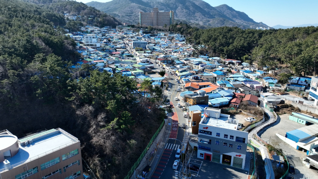 부산 동구 범일동 엄광산 기슭에 자리한 안창마을은 부산의 대표적인 산복마을입니다. 도심에서 가깝지만 지난달 들어서야 도시가스 설치 공사가 시작될 정도로 개발과 정비가 더딥니다. 이정 PD luce@