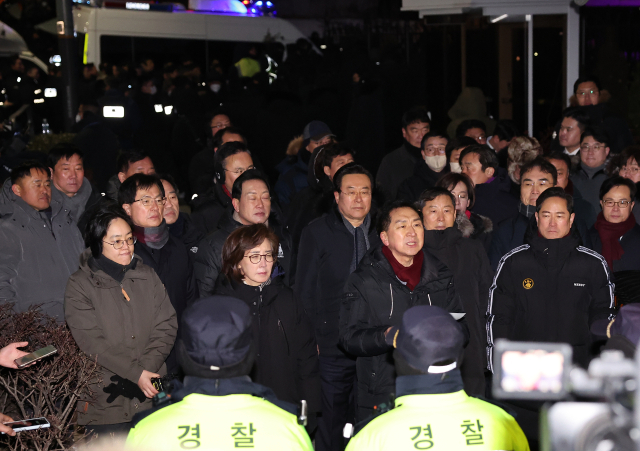 고위공직자범죄수사처(공수처)와 경찰이 윤석열 대통령에 대한 2차 체포영장 집행에 나선 지난 15일 서울 용산구 한남동 대통령 관저 입구에서 국민의힘 김기현 의원이 입장발표를 하고 있다. 이날 현장에는 박수영, 정동만 의원 등 부산 의원들도 모습을 보였다. 연합뉴스