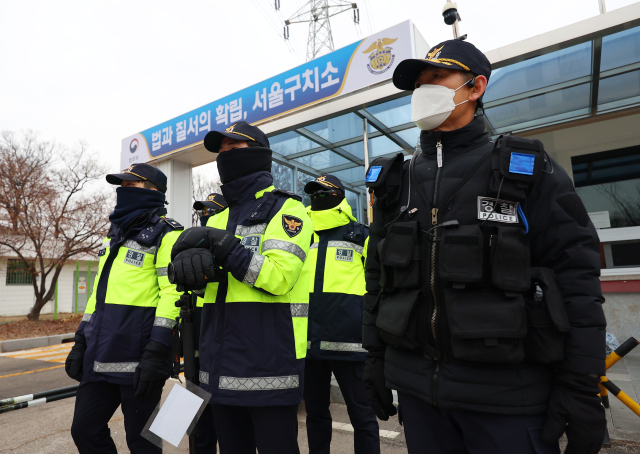 윤석열 대통령이 내란 우두머리 혐의로 고위공직자범죄수사처에 체포된 지 이틀째인 16일 오전 경기도 의왕시 서울구치소 앞에 경찰들이 근무를 서고 있다. 연합뉴스