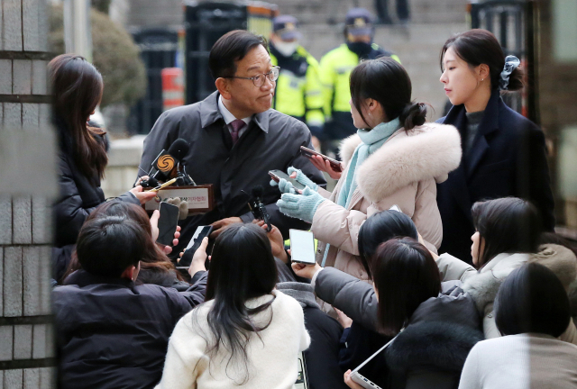 윤석열 대통령이 체포적부심사에 불출석한 16일 오후 서울 서초구 중앙지방법원에서 윤석열 대통령 측 석동현 변호사가 취재진의 질문에 답하고 있다. 연합뉴스