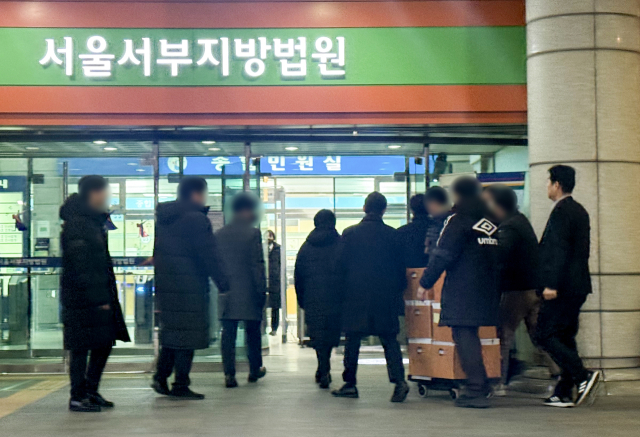 고위공직자범죄수사처(공수처)가 17일 서울서부지법에 윤석열 대통령의 구속영장을 청구했다. 이날 오후 공수처 수사관들이 서울 마포구 서울서부지방법원으로 자료를 가지고 들어가고 있다. 연합뉴스