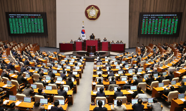 17일 밤 속개된 국회 본회의에서 윤석열 정부의 내란·외환 행위의 진상규명을 위한 특별검사 임명 등에 관한 법률안에 대한 수정안이 야당 주도로 통과되고 있다. 연합뉴스