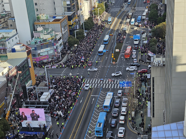 18일 오후 1시 부산 부산진구 서면 일대에서 윤석열 대통령 탄핵에 반대하는 국민대회가 약 3시간에 걸쳐 이뤄졌다. 부산경찰청 제공