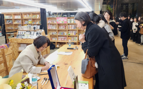 18일 부산 수영구 예스24 수영점에서 <즐거운 어른> 저자 이옥선 작가 사인회가 열리고 있다.