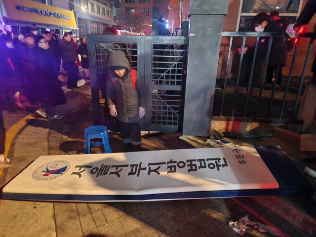 1월 19일 당시 내란 우두머리 혐의를 받는 윤석열 대통령이 구속된 가운데, 같은 날 오전 서울 마포구 서울서부지방법원 현판이 떨어져 있다. 연합뉴스
