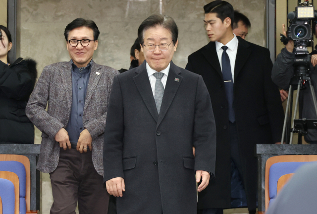 국민의힘 권영세 비대위원장이 19일 비상대책위원 회의에 참석하고 있다(위). 이날 더불어민주당 이재명 대표가 비상의원총회에 참석하고 있다. 연합뉴스