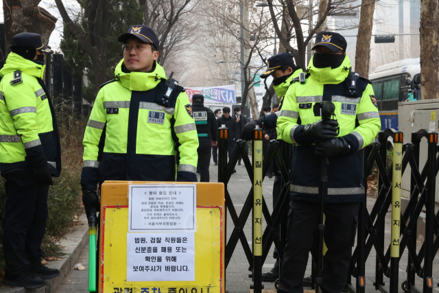 20일 오전 서울서부지방법원 민원인 출입구 앞에서 경찰들이 경계근무를 하고 있다. 연합뉴스