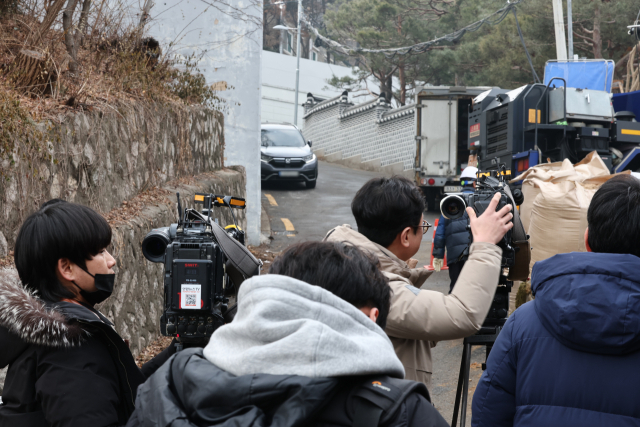 경찰 비상계엄 특별수사단이 계엄문건과 폐쇄회로(CC)TV 등을 확보하기 위해 대통령 안전가옥에 대해 압수수색을 진행한 20일 서울 종로구 삼청동 대통령 안가 앞에서 취재진이 대기하고 있다. 연합뉴스