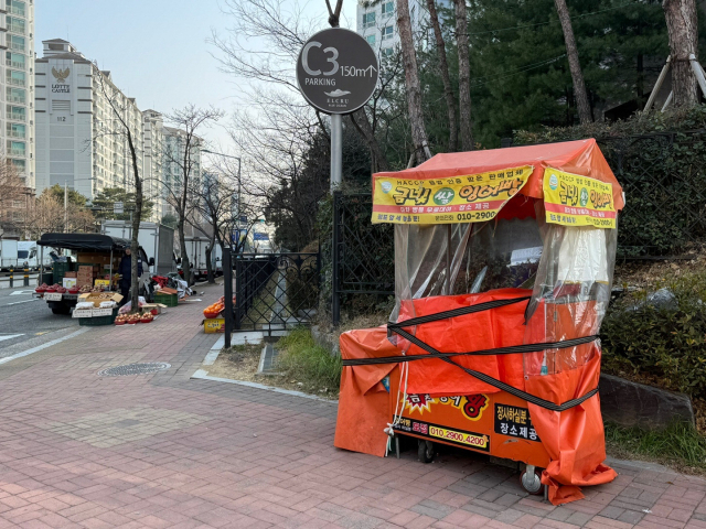 부산 강서구 명지동 한 붕어빵 기구가 수일째 장사를 하지 않고 있고 도로에 방치돼 있다. 손희문 기자 moonsla@