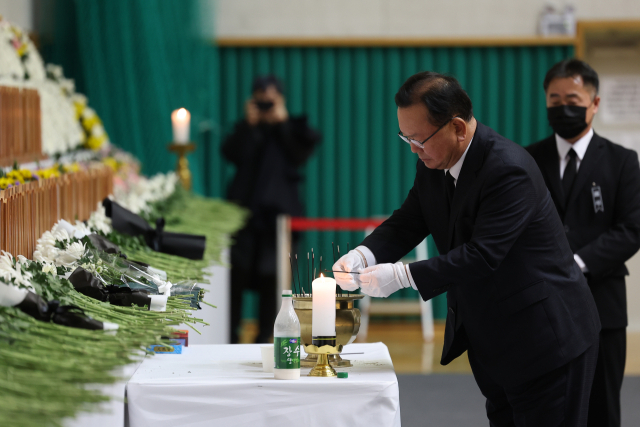 김부겸 전 국무총리가 지난달 30일 오후 전남 무안군 무안스포츠파크에 마련된 제주항공 여객기 사고 희생자 합동분향소를 찾아 분향하고 있다. 연합뉴스