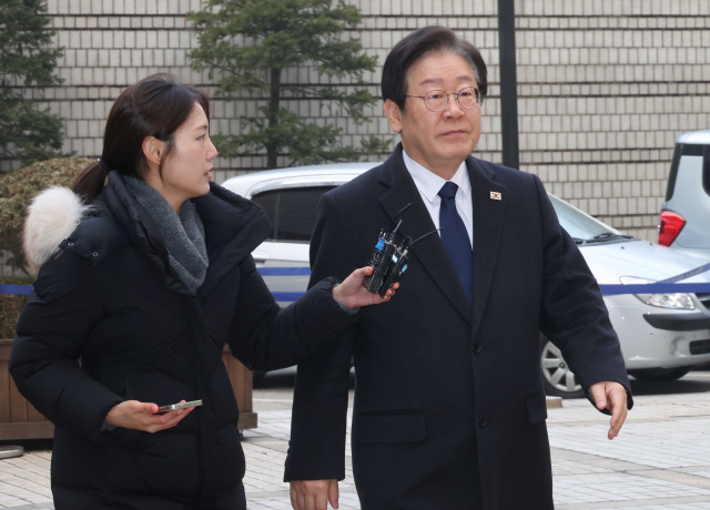 더불어민주당 이재명 대표가 21일 서울 서초구 서울중앙지법에서 열린 '대장동 배임·성남FC 뇌물' 관련 1심 속행 공판에 출석하고 있다. 연합뉴스