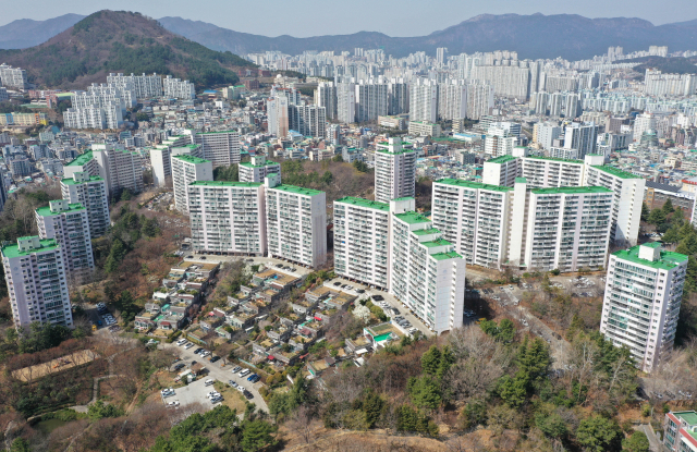 부산 연제구 연산동 망미주공아파트(연산5구역) 재건축 사업의 시공사 선정에 현대건설과 롯데건설 컨소시엄이 단독으로 입찰했다. 재공고에도 이들 컨소시엄만 단독으로 입찰하면 수의계약 요건이 갖춰진다. 망미주공아파트 전경. 정종회 기자 jjh@