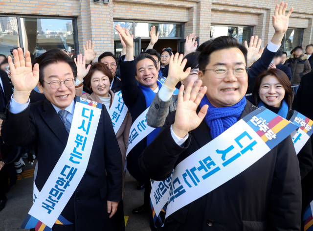 더불어민주당 이재명 대표, 박찬대 원내대표 등이 24일 오전 서울 서초구 고속버스터미널에서 설 귀성 인사를 하고 있다. 공동취재단 제공