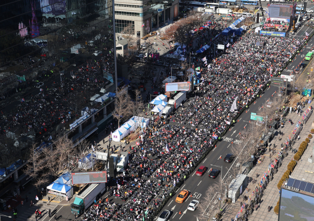 지난 25일 오후 서울 종로구 세종대로 일대에서 대한민국바로세우기운동본부 주최로 열린 윤석열 대통령 탄핵 반대 집회에서 참가자들이 구호를 외치고 있다. 연합뉴스