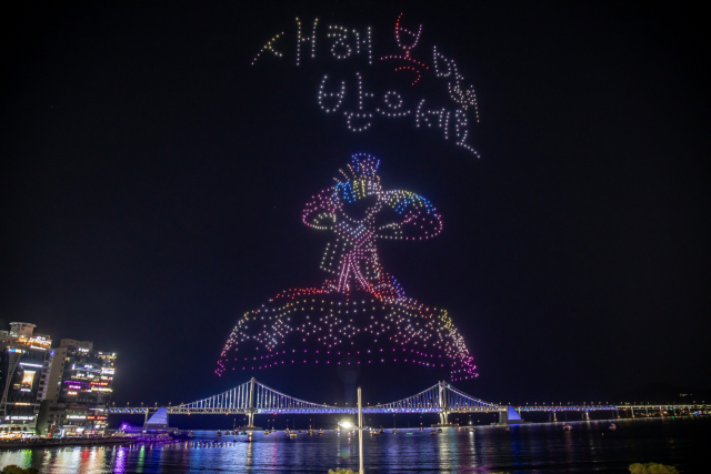 지난해 부산 광안리해수욕장에서 열린 설 연휴 기념 드론 공연. 수영구청 제공