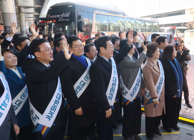 국민의힘 권영세 비상대책위원장, 권성동 원내대표 등이 설 연휴를 앞둔 24일 서울역에서 시민들에게 귀성인사를 하고 있다(위). 같은 날 더불어민주당 이재명 대표, 박찬대 원내대표 등은 서울 서초구 고속버스터미널에서 설 귀성 인사를 하고 있다. 연합뉴스