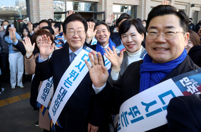 더불어민주당 이재명 대표, 박찬대 원내대표 등이 24일 서울 서초구 고속버스터미널에서 설 귀성 인사를 하고 있다. 연합뉴스