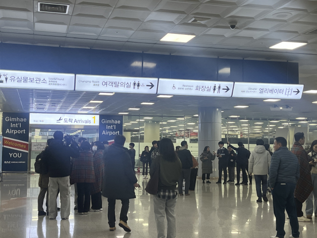 29일 오전 0시 30분께 김해국제공항에서 화재가 발생한 항공기에 탑승했던 승객들이 무사히 탈출해 가족들을 기다리고 있다. 양보원 기자