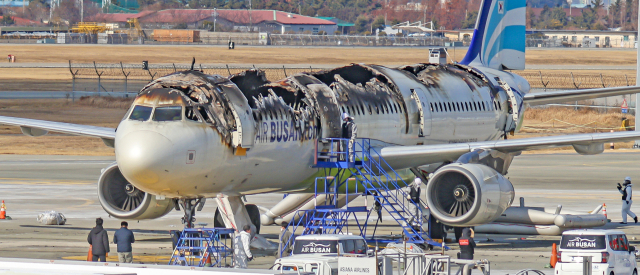 30일 부산 강서구 김해국제공항 에어부산 항공기 화재 현장에서 국토교통부 항공철도사고조사위원회 등 관계자들이 합동 감식을 앞두고 안전 확보를 위한 현장 점검을 하고 있다. 사고는 지난 28일 오후 10시 15분 김해국제공항에서 승객과 승무원 176명을 태우고 이륙을 준비하던 홍콩행 에어부산 항공기 BX391편에서 발생한 화재로 승객과 승무원 전원이 무사히 탈출했고, 이 과정에서 승객 3명과 승무원 4명이 경상을 입어 인근 병원으로 이송됐다. 김종진 기자 kjj1761@