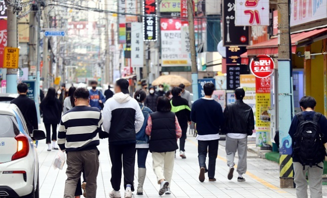 부산의 상가 중에서 권리금이 있는 상가는 64%였으며 평균 권리금은 3781만원이었다. 사진은 부산 남구 경성대와 부경대 인근 상가 거리. 정종회 기자 jjh@