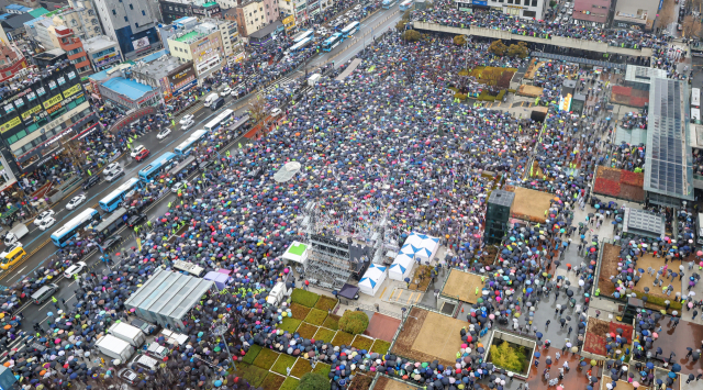 지난 1일 오후 부산 동구 부산역 광장에서 세이브코리아 주최로 열린 ‘세이브코리아 국가비상기도회’ 참가자들이 윤석열 대통령 탄핵 반대와 석방을 촉구하고 있다. 김종진 기자 kjj1761@