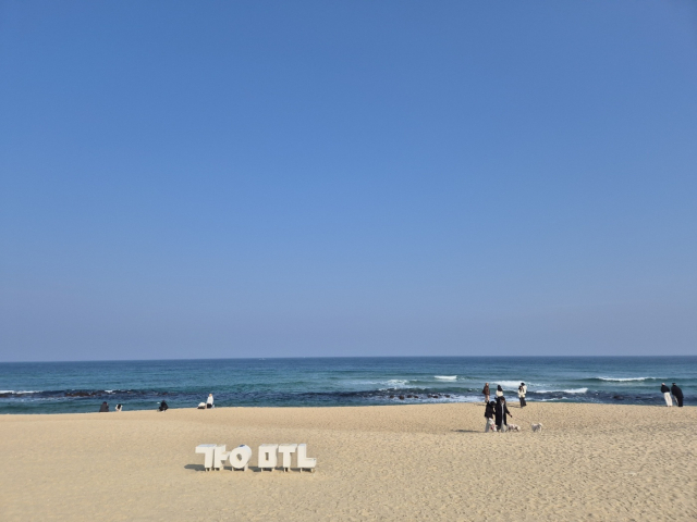 지난달 1일 동해선이 완전 개통하면서 부산에서 강릉을 찾는 여행객들이 늘었다. 사진은 지난달 21일 오후 1시께 여행객들이 즐겨찾는 강원 강릉시 강문해변 풍경. 김동우 기자 friend@