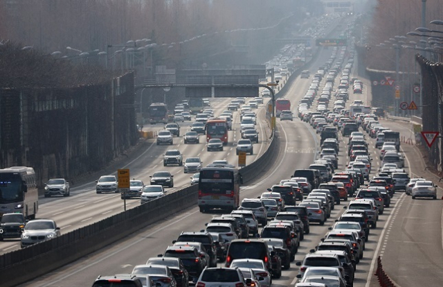사진은 지난해 설날 서울 서초구 잠원IC 인근 경부고속도로 상(왼쪽)·하행선 위로 차량이 지나고 있는 모습. 연합뉴스